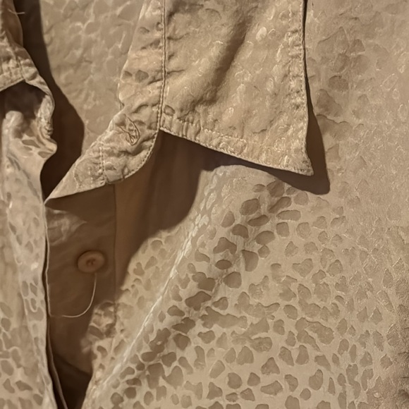 The Avenue 100% silk light gold animal pattern extra-long button-down (14/16) - Picture 2 of 10